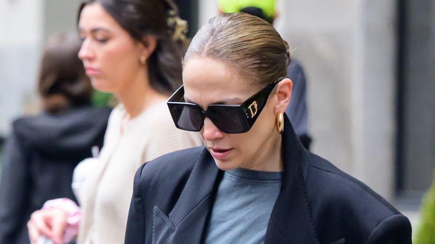 Jennifer Lopez zeigt ihre Bauchmuskeln in lässigem Outfit