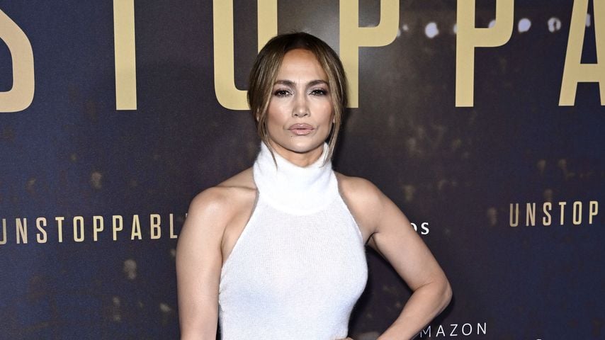 Jennifer Lopez glänzt in transparentem Spitzenoutfit