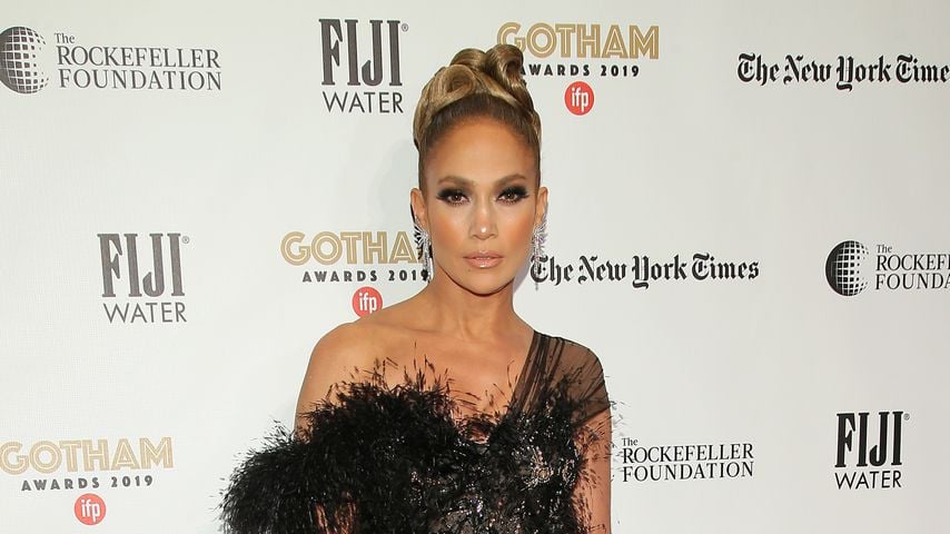 Elegant: Jennifer Lopez verzaubert mit Federkleid und Frisur