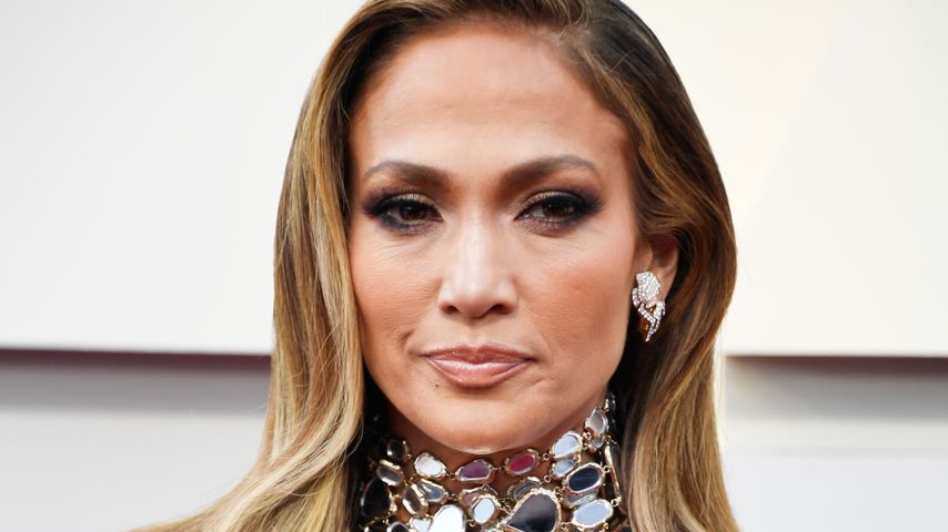 Huch? Wem zeigt Jennifer Lopez denn hier beide Mittelfinger?