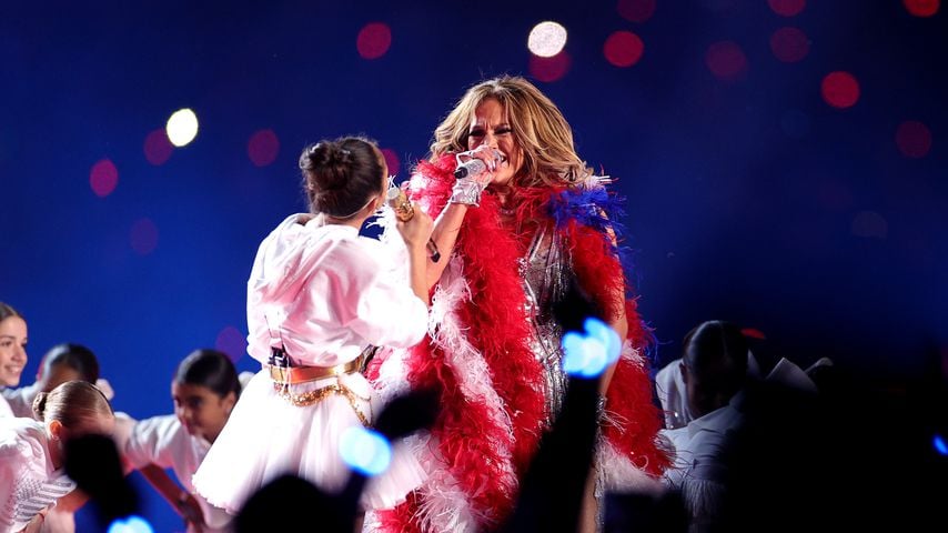 Jennifer Lopez und ihre Tochter Emme Maribel beim Super Bowl