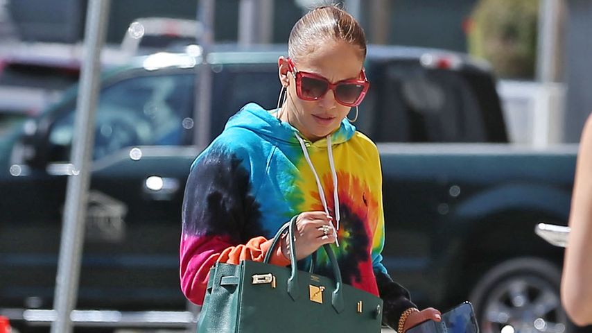 Kurioser Batik-Look: Jennifer Lopez trägt knalligen Jogger
