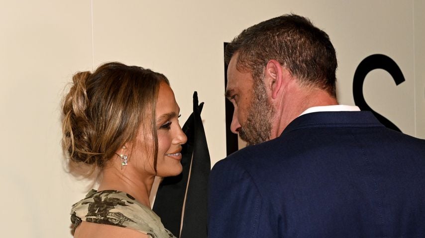 Jennifer Lopez lächelt Ben Affleck an, Oktober 2025