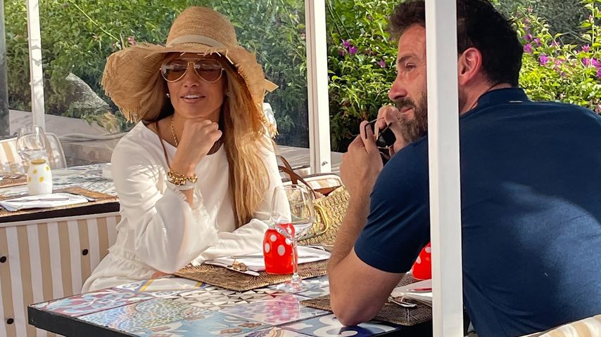 Wie im Musikvideo: Ben Affleck grapscht J.Lo an den Po