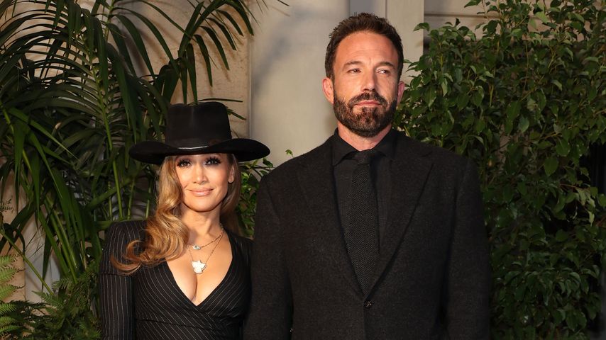 Mürrisch bei den Grammys? J.Lo veräppelt Ben Affleck!
