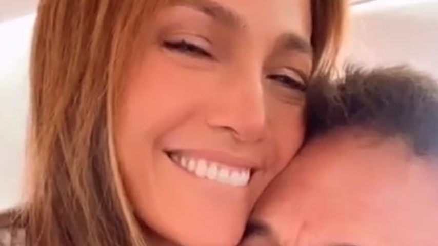 Süßer Clip! Jennifer Lopez und Ben Affleck kuscheln verliebt
