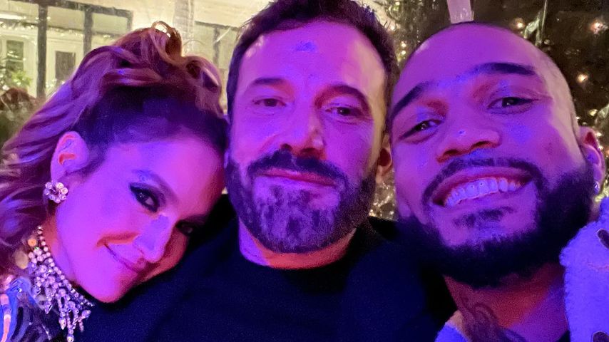 Jennifer Lopez und Ben Affleck mit dem Musikproduzenten Cameron Lee auf ihrer Weihnachtsfeier 2022