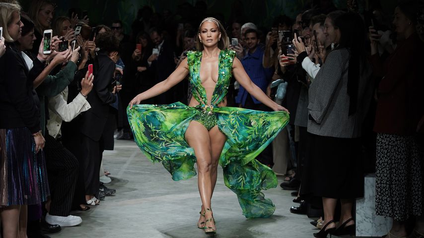 Jennifer Lopez auf der Versace-Show der Mailand Fashion Week 2019