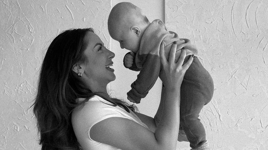 Jennifer Saro mit ihrem Sohn im November 2022