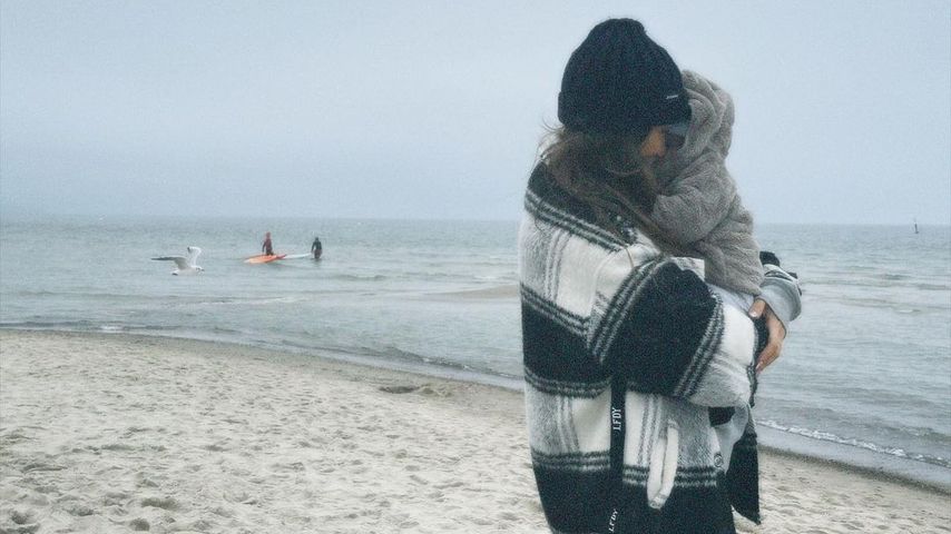 Influencerin Jennifer Saro mit ihrem Sohn