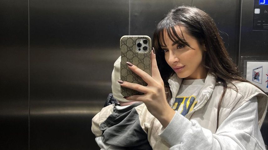 Jennifer Saro mit ihrem Sohn im November 2022