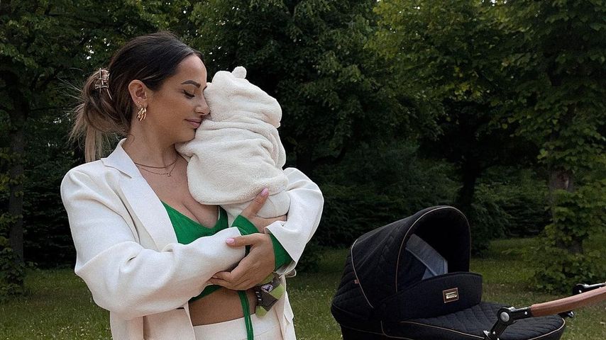 Jennifer Saro und ihr Sohn im Juni 2022