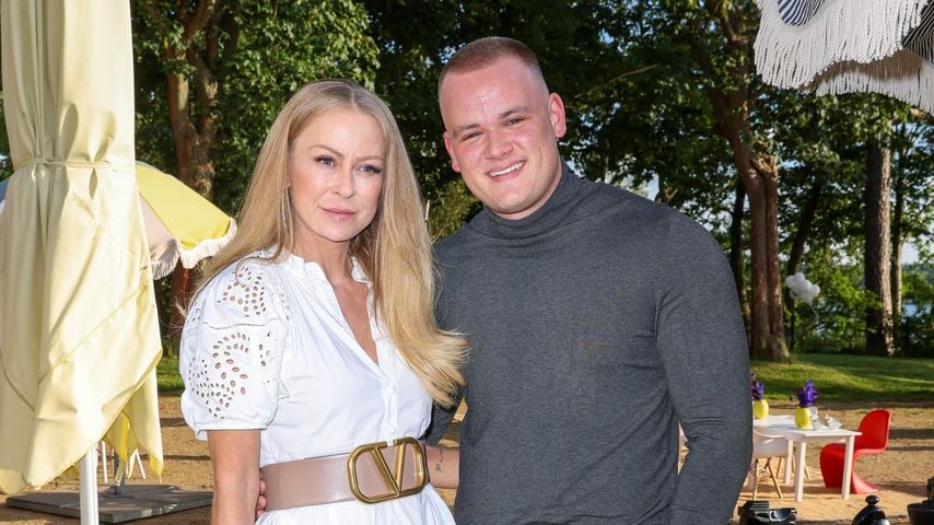 Jenny Elvers mit ihrem Sohn Paul im Juni 2022 in Berlin