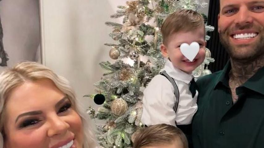 Jenny Frankhauser, ihr Freund Steffen und die Kinder Milan und Damian an Weihnachten 2024