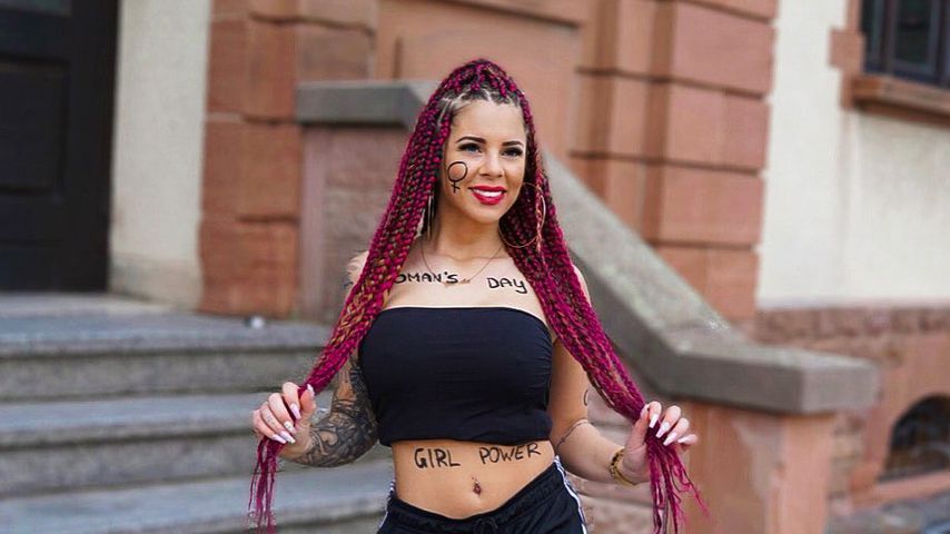 Jennifer Frankhauser überrascht Fans mit pinken Braids!