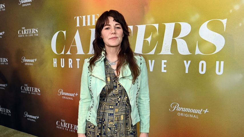 Am 50. Geburtstag: Sängerin Jenny Lewis heiratet ihren Hund