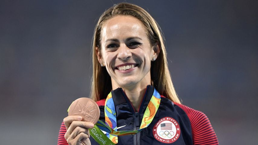 Jenny Simpson zeigt ihre Bronzemedaille über 1500 m bei den Olympischen Spielen 2016 in Rio de Janeiro