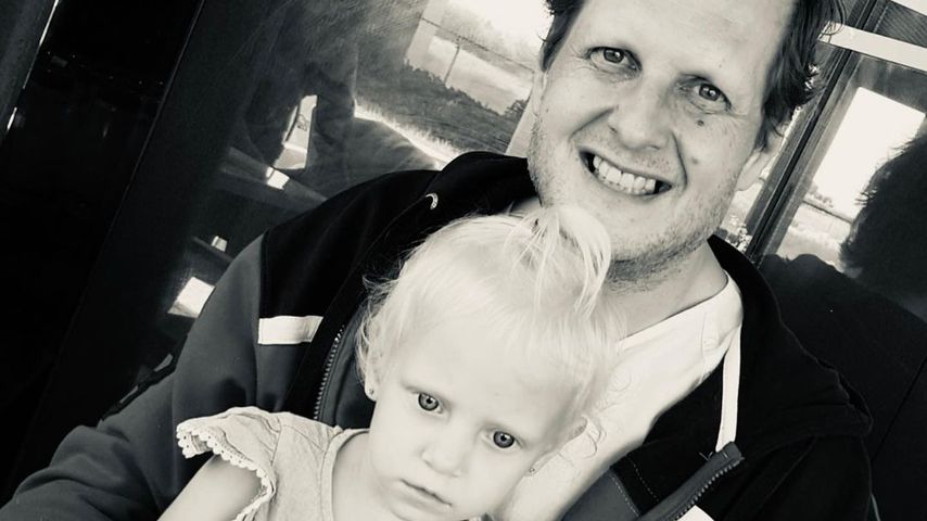 Jenna schickt Papa Jens Büchner Vatertagsgrüße in den Himmel