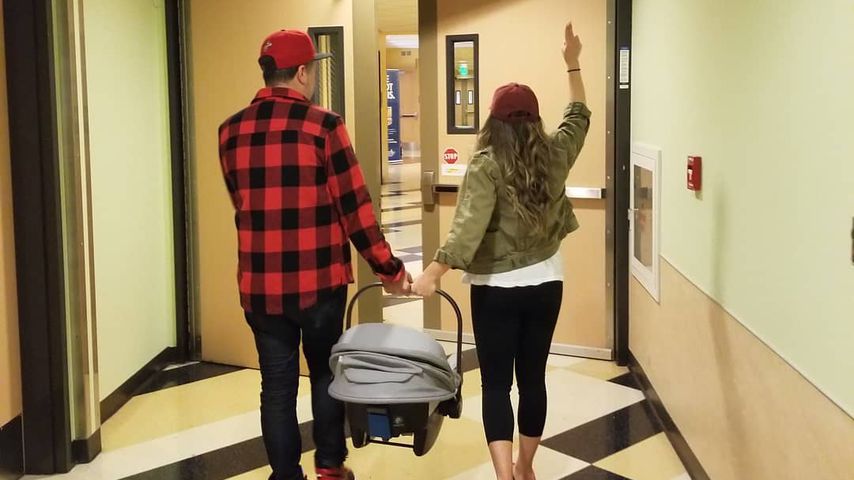 Jensen Karp und Danielle Fishel mit ihrem Sohn Adler