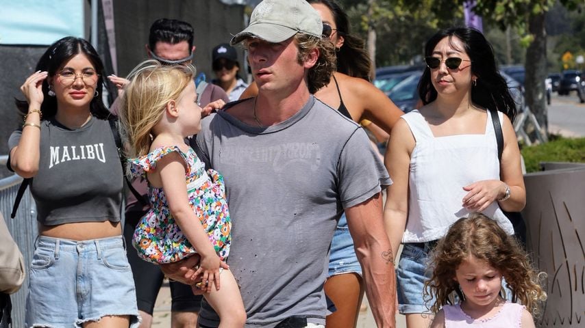 Jeremy Allen White mit seinen Töchtern, Malibu 2024