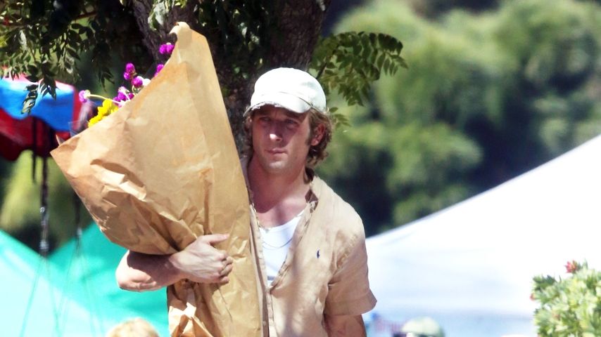 Jeremy Allen White mit seinen Töchtern auf dem Studio City Farmers Market in Los Angeles