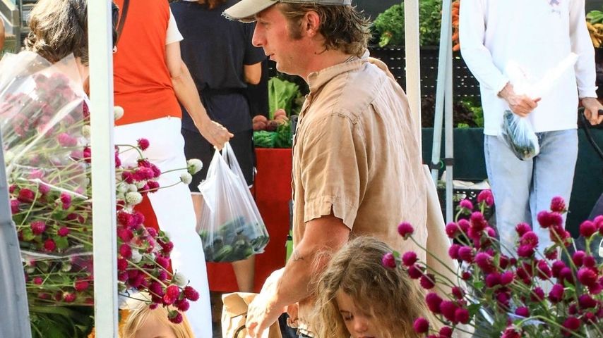 Jeremy Allen White mit seinen Töchtern auf dem Farmers Market in Los Angeles