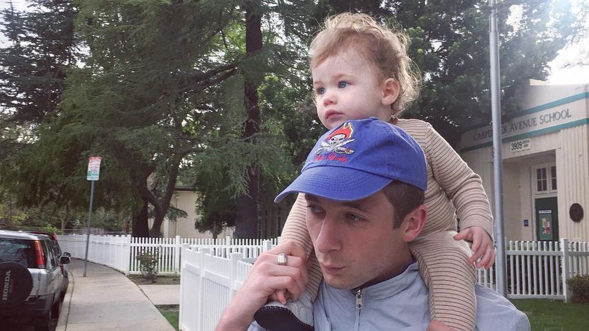 Jeremy Allen White mit seiner Tochter Ezer