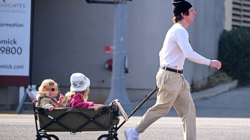 Jeremy Allen White mit seinen Töchtern, Januar 2025