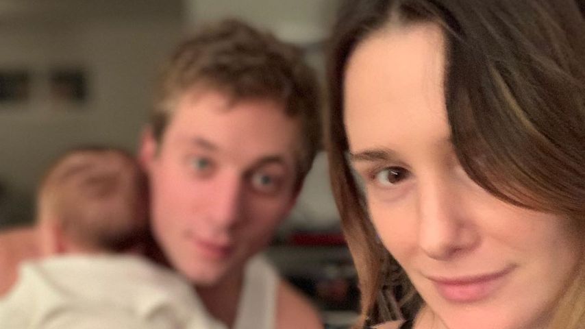 Jeremy Allen White und Addison Timlin mit ihrem Baby