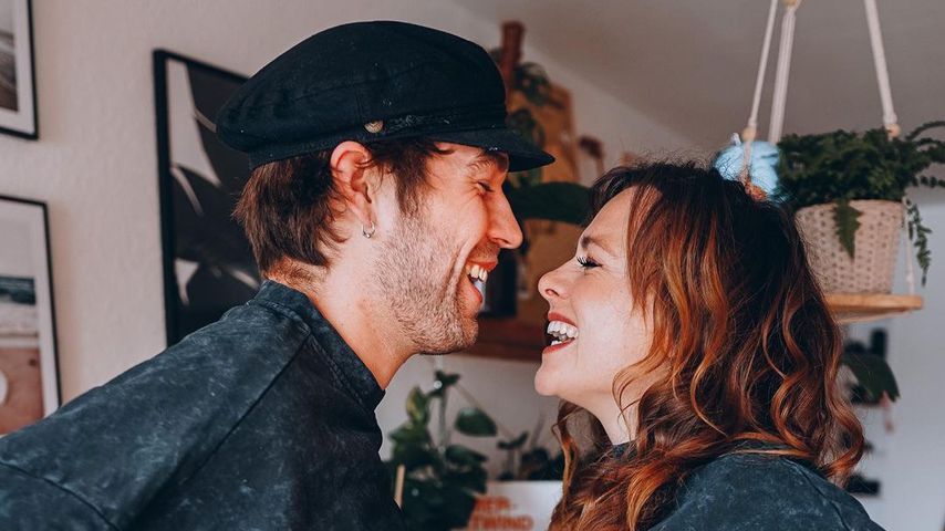 "Gefühlt schwanger": Yvonne Pferrer und Jeremy zeigen Bäuche