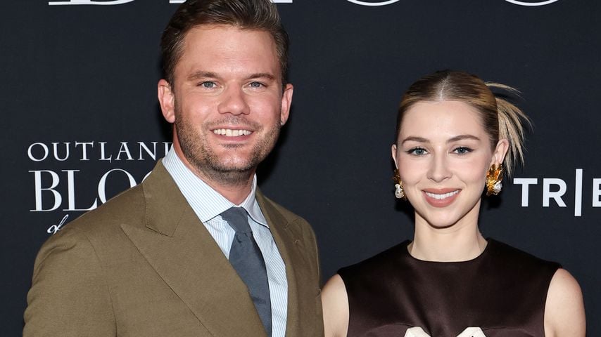 Jeremy Irvine und Hermione Corfield bei der Premiere von "Outlander: Blood Of My Blood" Staffel 2 in New York City