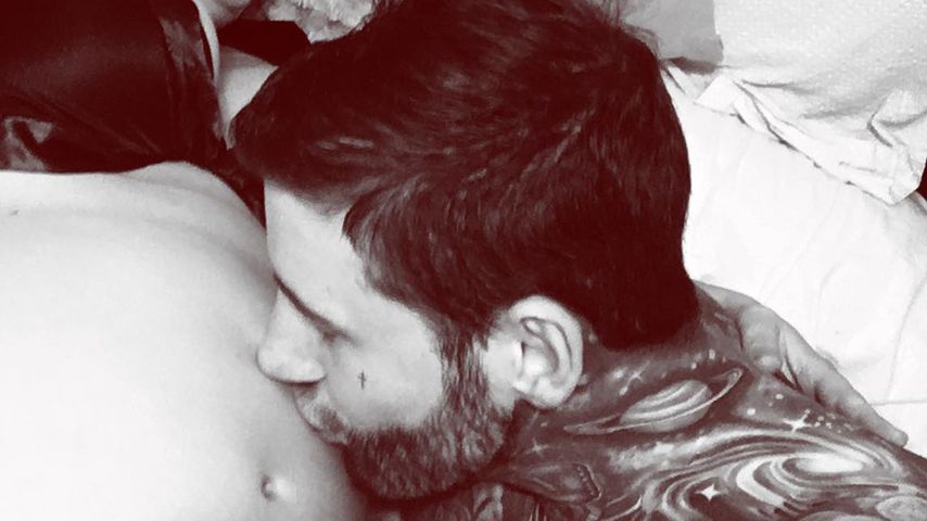 Kuss auf den Babybauch: Jeremy McConnell ist mega-aufgeregt!