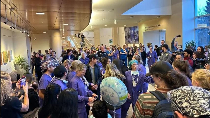 Jeremy Renner besucht Krankenhaus in Reno