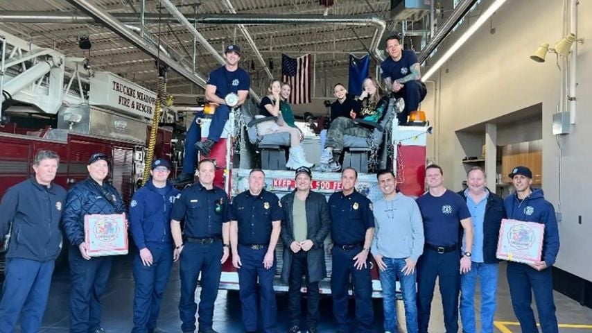 Jeremy Renner dankt den Ersthelfern der örtlichen Feuerwehr in Reno