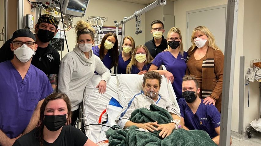 Jeremy Renner inmitten des Krankenhauspersonals