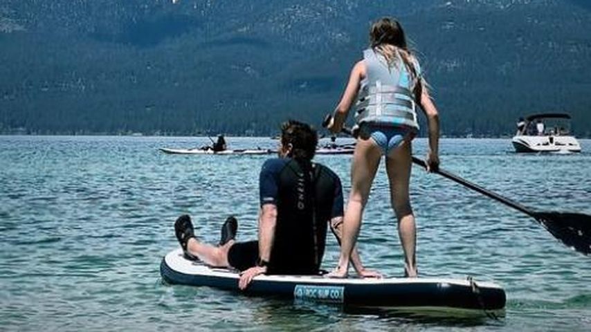 Jeremy Renner paddelt über den Lake Tahoe, 2023