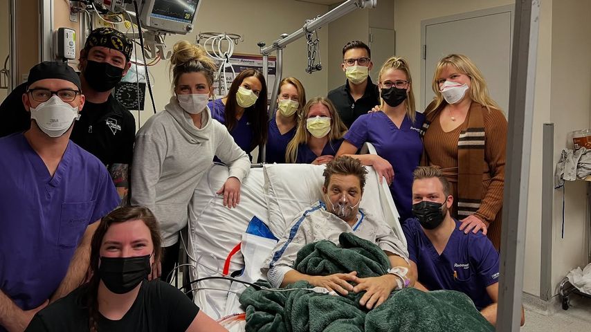 Jeremy Renner und sein medizinisches Team im Januar 2023