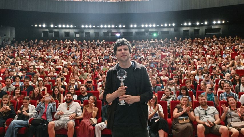 Jesse Eisenberg mit dem Festivalpräsidentenpreis beim Karlovy Vary International Film Festival 2026