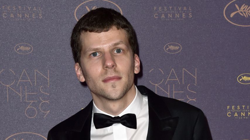 Erwischt! Jesse Eisenberg turtelt nun öffentlich