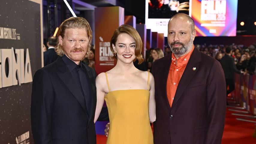 Jesse Plemons, Emma Stone und Yorgos Lanthimos bei der Premiere von "Bugonia" in London