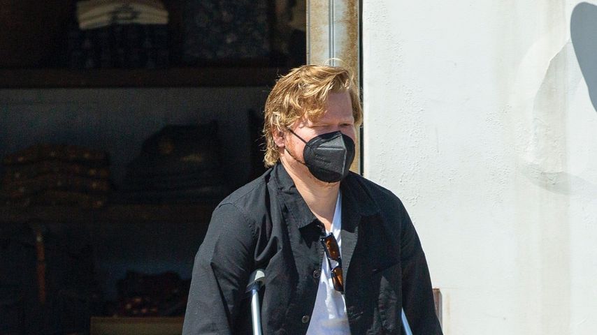 Schauspieler Jesse Plemeons mit Beinschiene