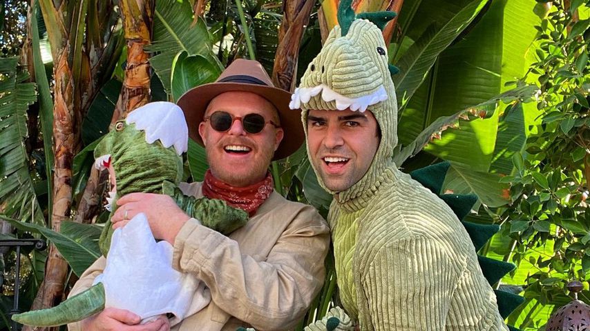 Jesse Tyler Ferguson, Justin Mikita und ihr Sohn Beckett an Halloween 2020