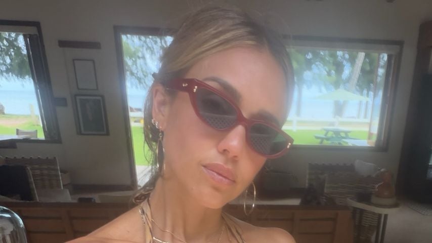 Jessica Alba macht ein Selfie im Bikini.