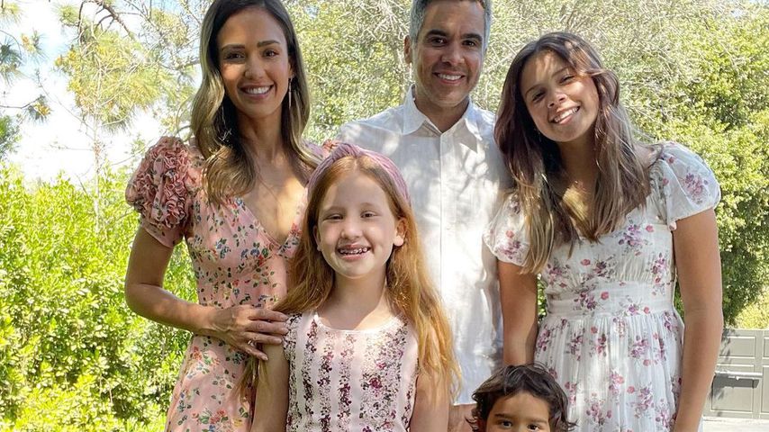 Jessica Alba mit ihrem Mann Cash Warren und ihren drei Kindern