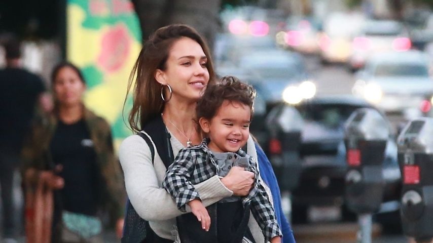 Grimassen-King: Jessica Albas Söhnchen strahlt beim Shoppen