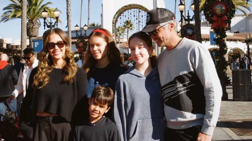 Jessica Alba mit ihren Kindern Hayes, Honor und Haven sowie Ehemann Cash Warren