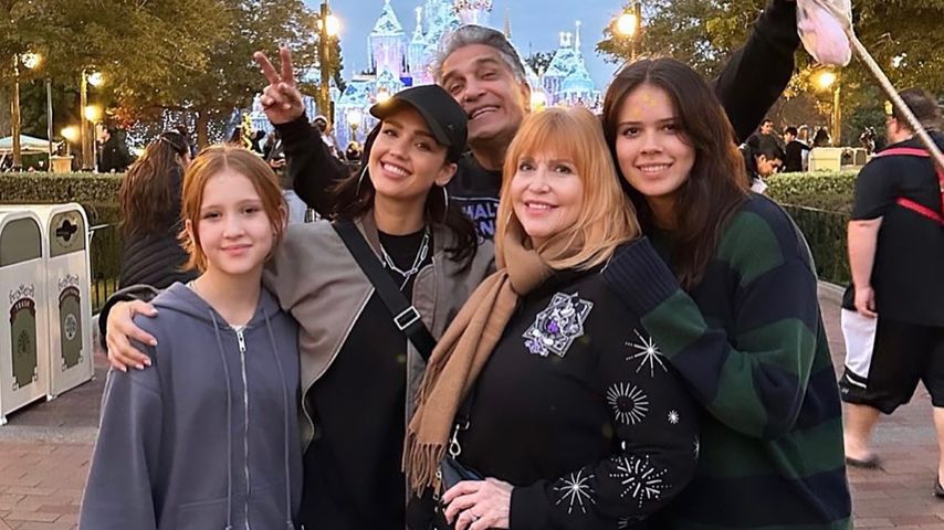 Jessica Alba mit ihrer Familie in Disneyland