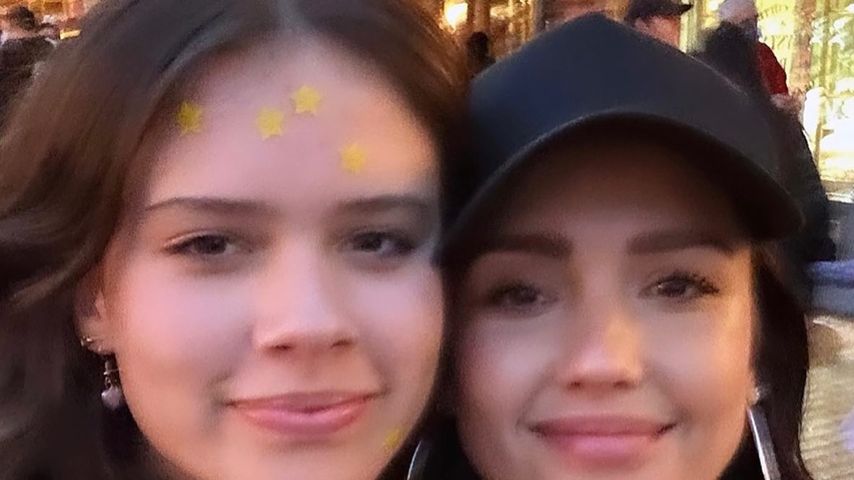 Jessica Alba mit ihrer Tochter in Disneyland