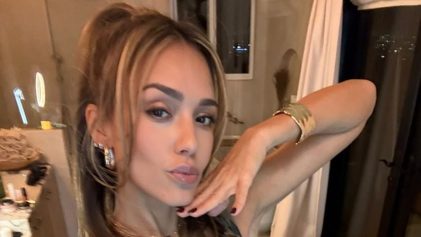 Bauchfrei: Jessica Alba begeistert im Y2K-Look von Tochter