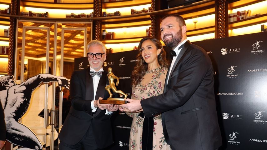 Jessica Alba posiert mit Co-Stars, "Discobolo Awards" 2024